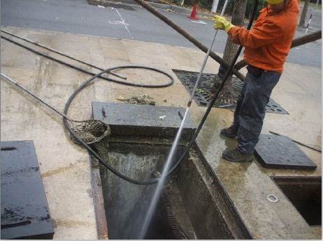 多伦池底污泥如何清理